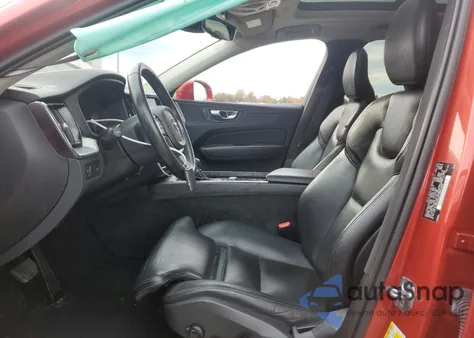 2019 Volvo Xc60 T5 Momentum z USA, uszkodzony, nr VIN LYV102DK7KB223427